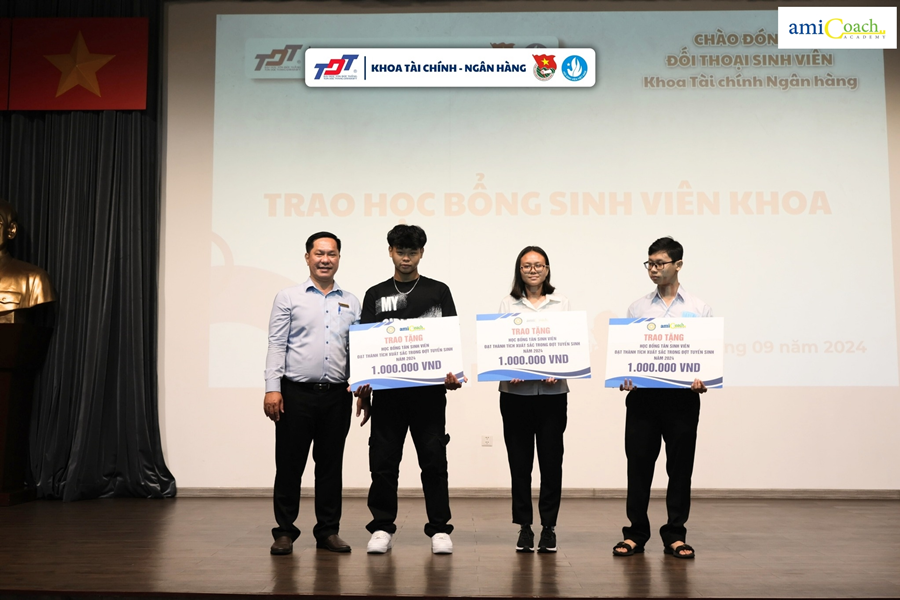 Trao học bổng cho 10 tân sinh viên xuất sắc K28 – khoa Tài chính Ngân hàng trường ĐHTôn Đức Thắng